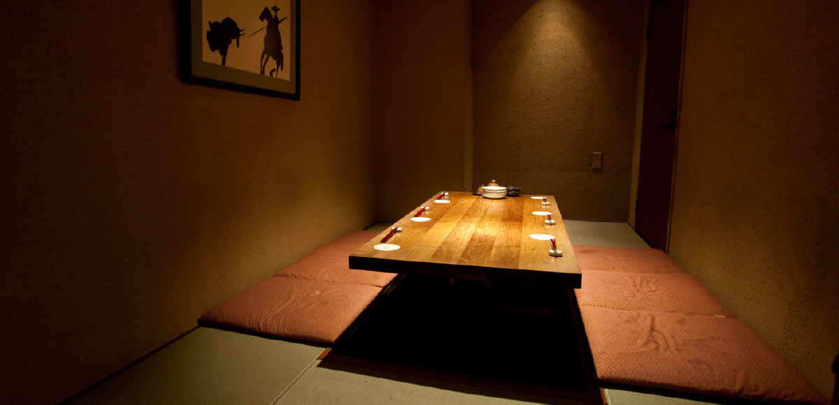 Seating 109 in relaxing private rooms, tatami rooms, irori sunken hearth seating, and