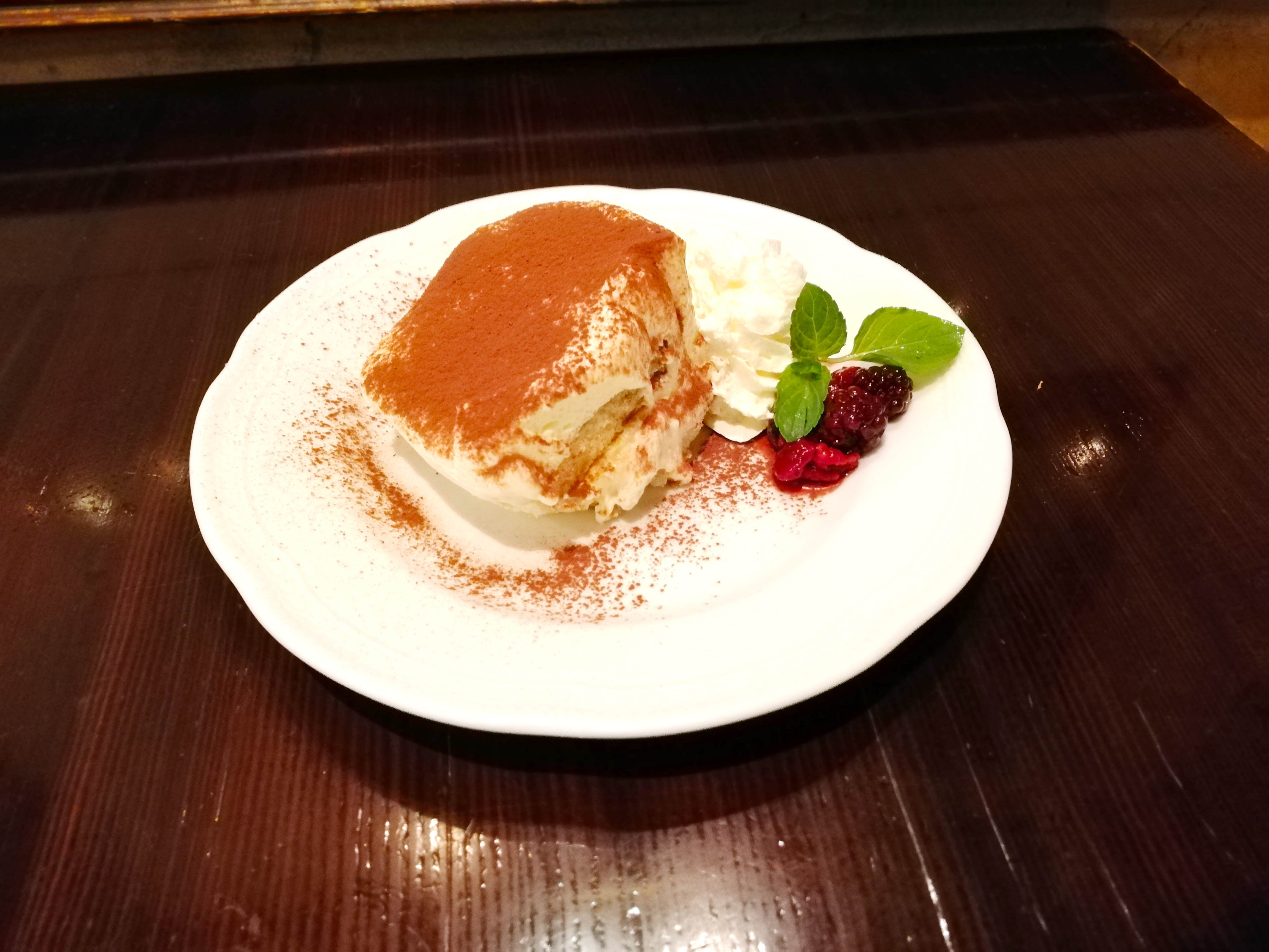 新宿カフェで美味しいケーキを 新宿のカフェなら新宿西口徒歩3分 女性に人気のカフェ ラ ヴォワ